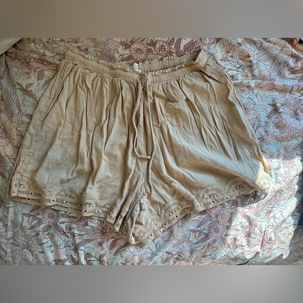 aerie beige scalloped hem lounge shorts